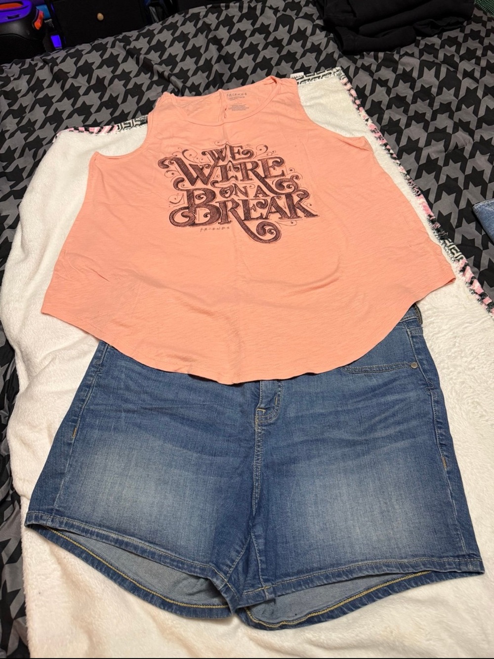 TORRID OUTFIT FRIENDS Women's High Waist Denim Shorts with Peach Graphic Tank!